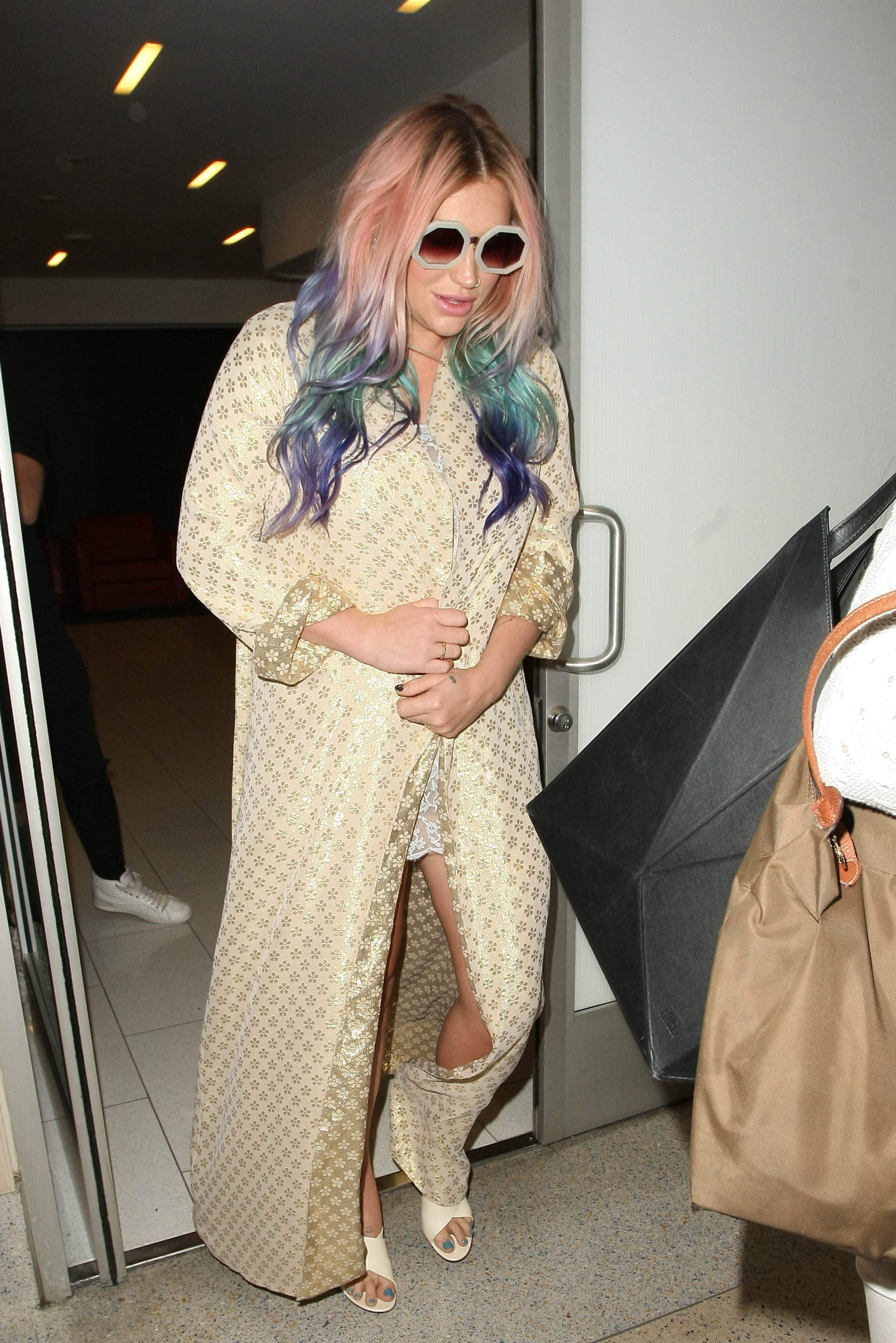 Weird Celebrity Airport Outfits - Celebs Travel Style